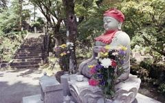 赤い帽子と前掛けの石仏