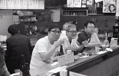 カウンターの三人さんいい顔してるわ。