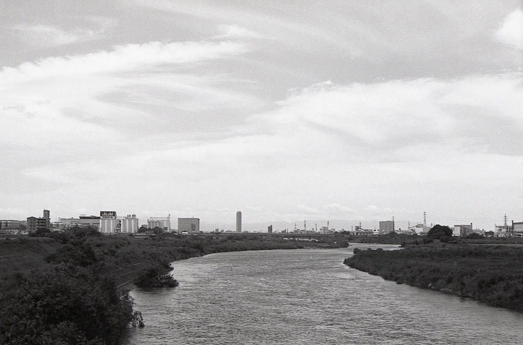 左はビール工場、右には競馬場が…ないんかいっ！