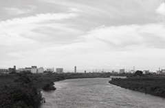 左はビール工場、右には競馬場が…ないんかいっ！