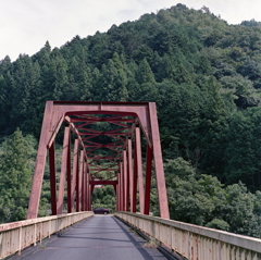赤いトラスト橋