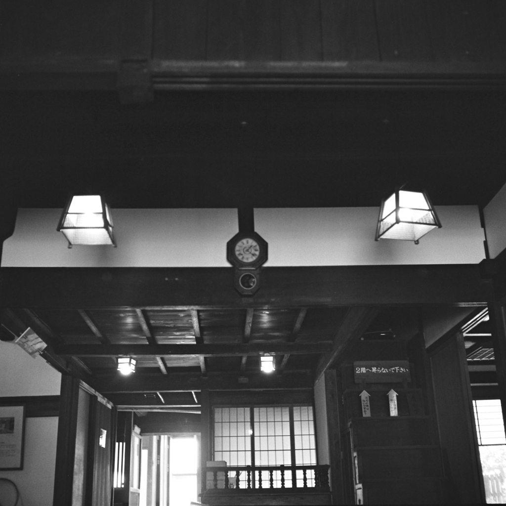 午後1時22分の掛時計