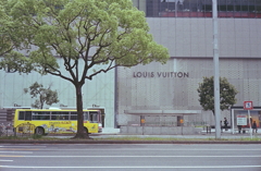 駅前のアングル