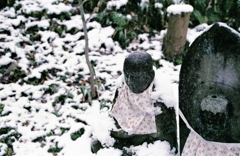 雪払うがしばしの間かな
