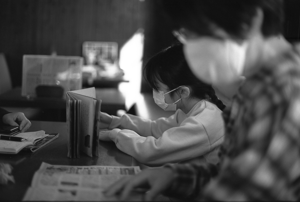 絵本を読む孫