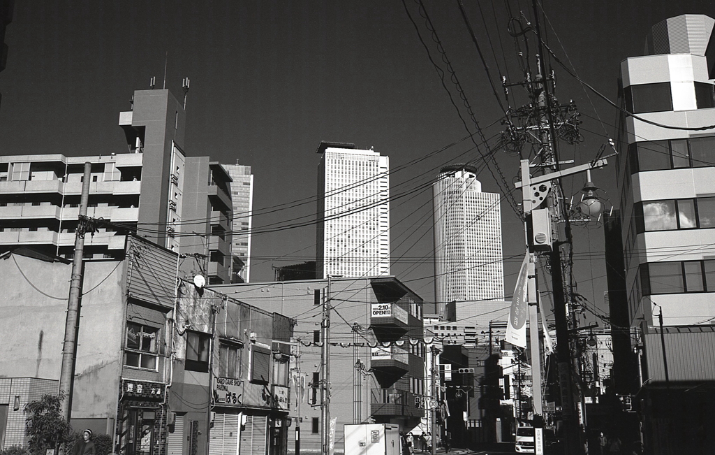 ツインタワーの見える駅裏