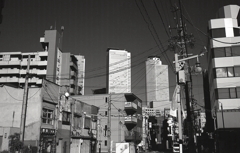 ツインタワーの見える駅裏