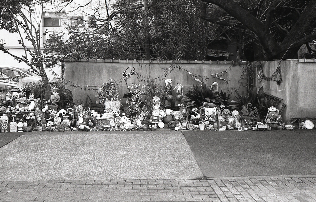 車庫スペースの人形群