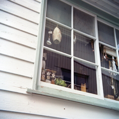ガラス窓の民族人形