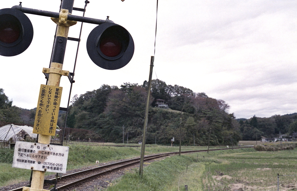 傾く警報器と山岡の風景
