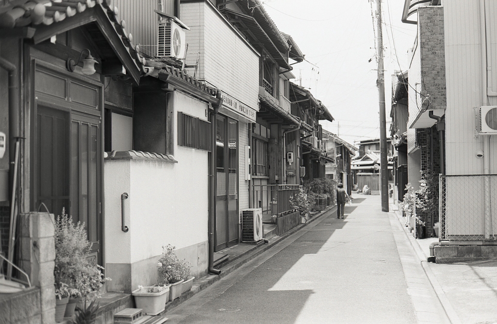 漁師町の小路を歩く
