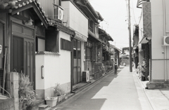 漁師町の小路を歩く