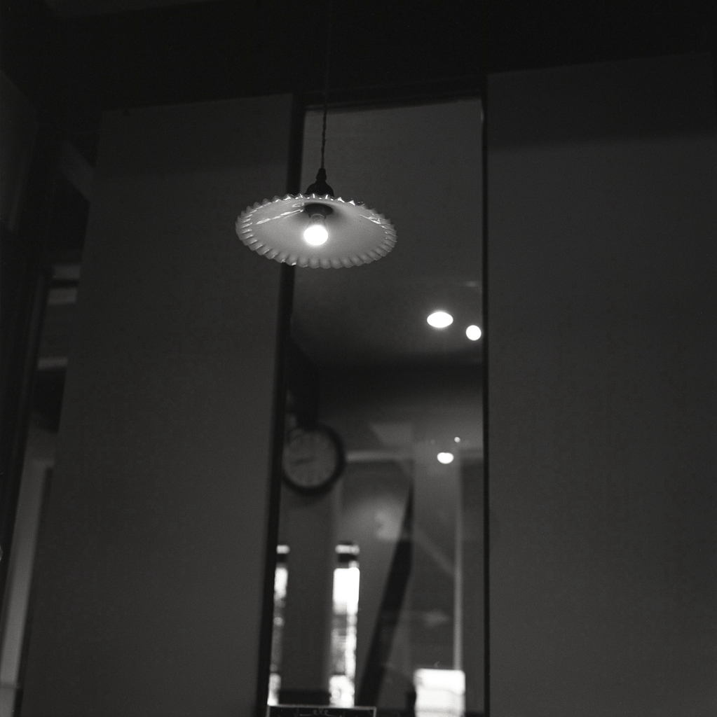 硝子傘ランプ　～少しアンダーな f4 SS30/1