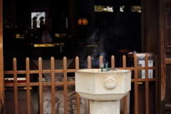本殿前の常香炉 本殿前の常香炉