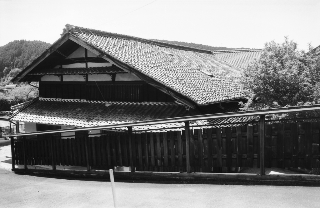 瓦屋根と坂の板塀