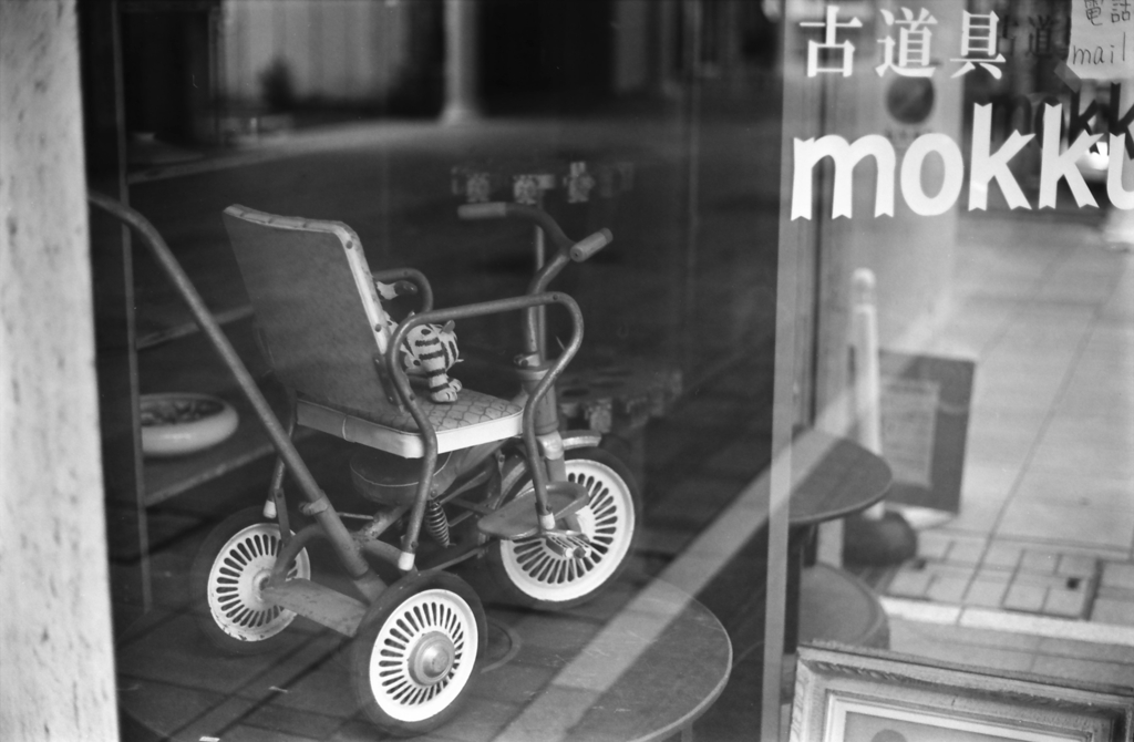 硝子向こうの三輪車