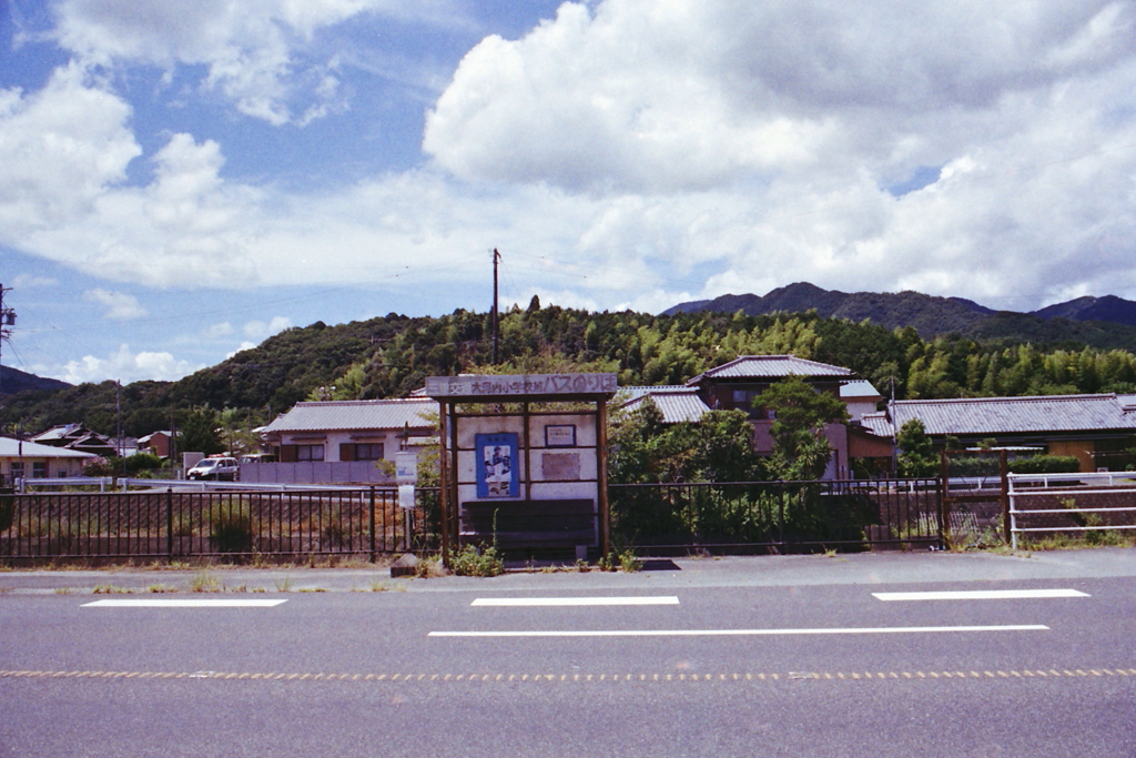 田舎道のバス停