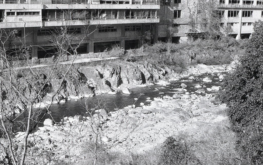 廃墟「千歳楼」と玉野川風景