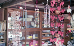 古いお店に飾りが綺麗