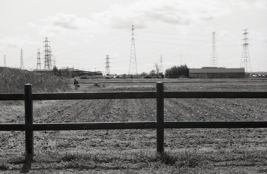 広がる農耕地と鉄塔、そして向こうは伊勢湾だね。