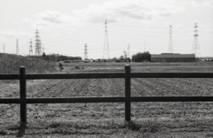 広がる農耕地と鉄塔、そして向こうは伊勢湾だね。