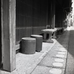 横路地の丸椅子