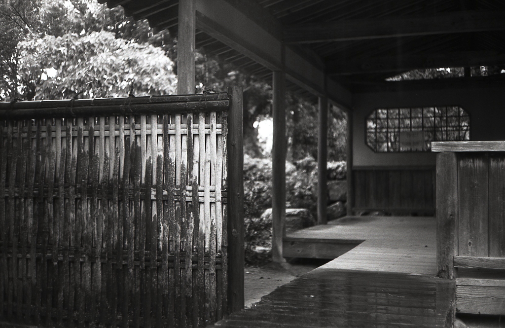 東屋の竹塀