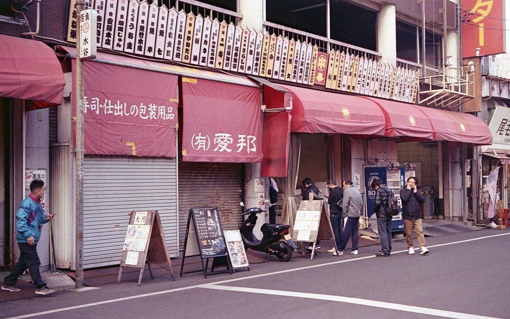 問屋街に並ぶ