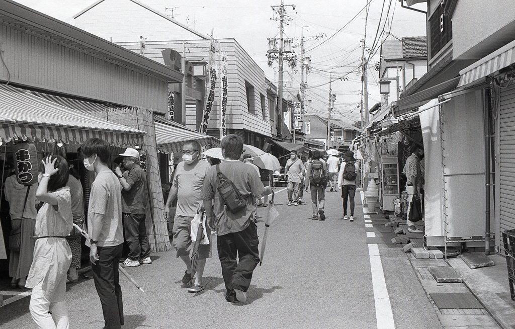 賑わう参道