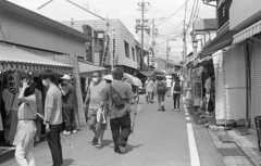 賑わう参道