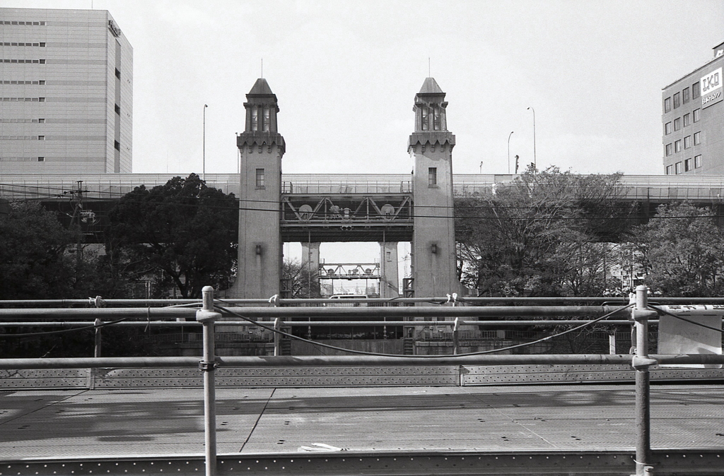 護岸工事の革越しに…松重閘門