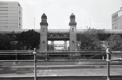 護岸工事の革越しに…松重閘門