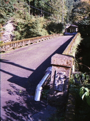櫛田川に架かる苔生すコンクリ橋