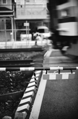 踏切も渡って歩こう。