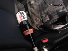 助手席には一升瓶