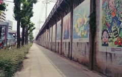 六反（交差点）へ続く壁アート