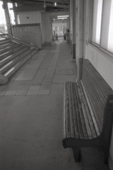 駅舎の長椅子