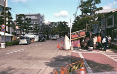 露店に賑わう人々