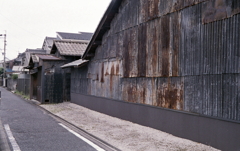 細い路地には赤錆びのトタン壁