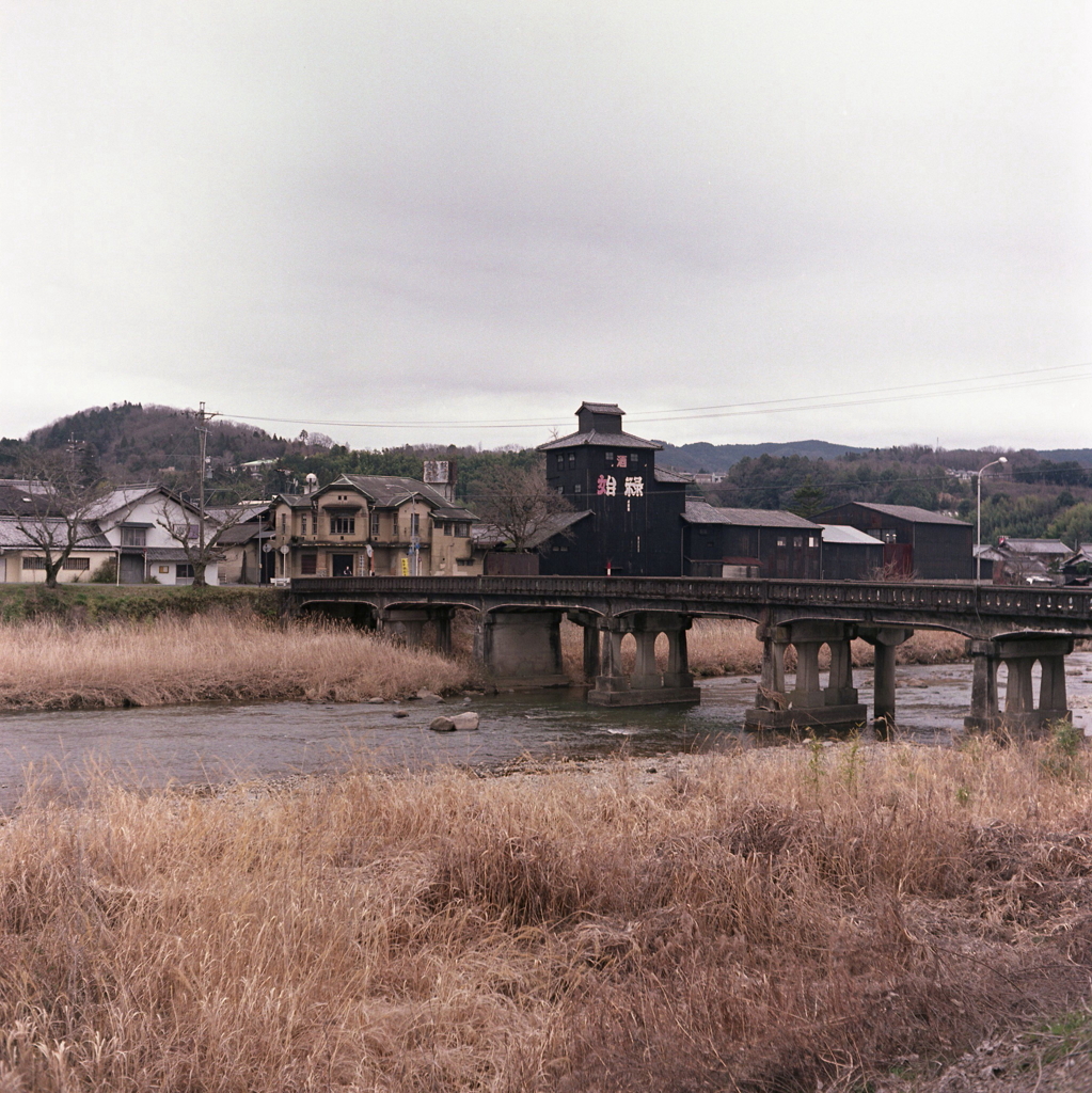 古い石橋とレトロな建物