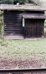 ホーム向かいの木造小屋