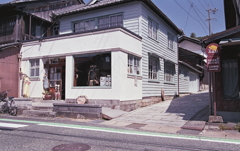 ウィンドウガラスに鎧兜