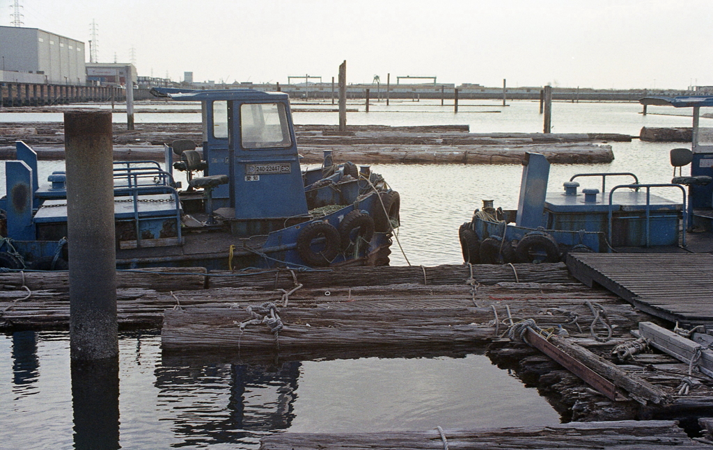 ブルージーな飛島貯木場