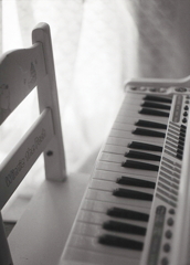 窓際の小さなプラピアノ　～PENでfomaシリーズ