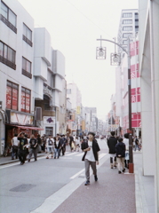 賑わう赤門通り