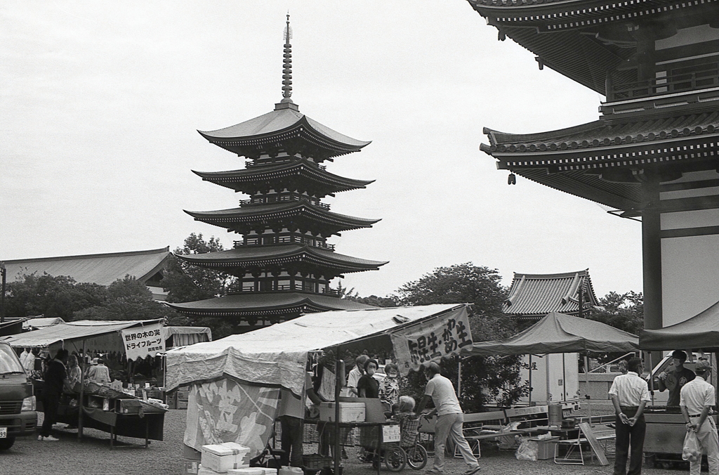 外門から五重塔