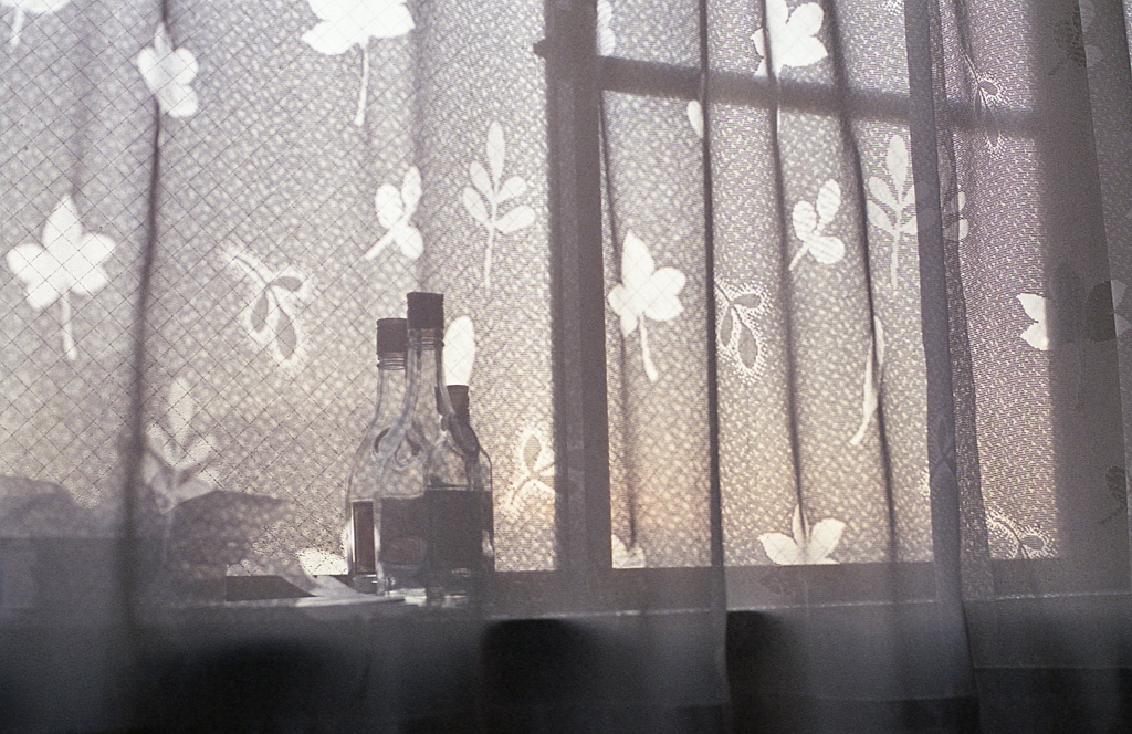窓辺の空瓶