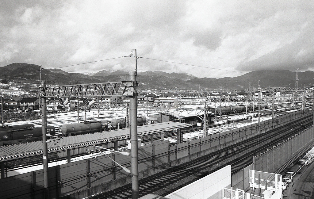 雪残る篠ノ井駅