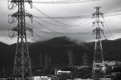 圧し掛かる雨雲の風景