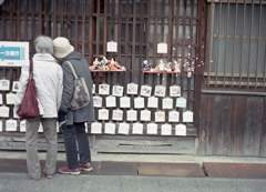 手を組んで…老後の友達って大切だね。（苦笑